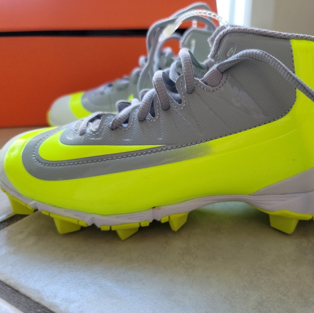 Boys Nike Huarache baseball cleats size 5Y